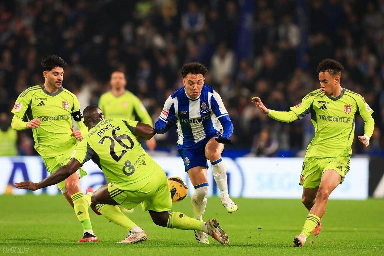 lol职业选手-包含克里夫兰骑士迎葡超关键赛，国际比赛日更衣室发声，引发热议，赛程密集仍需轮换的词条