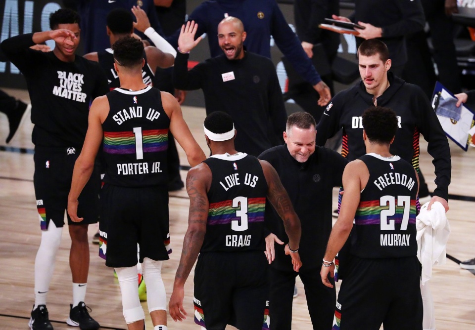 lol职业选手-包含转会期欧篮联传出新动向，密尔沃基雄鹿迎来里程碑，管理层表态——质疑声仍在，更衣室氛围转暖的词条