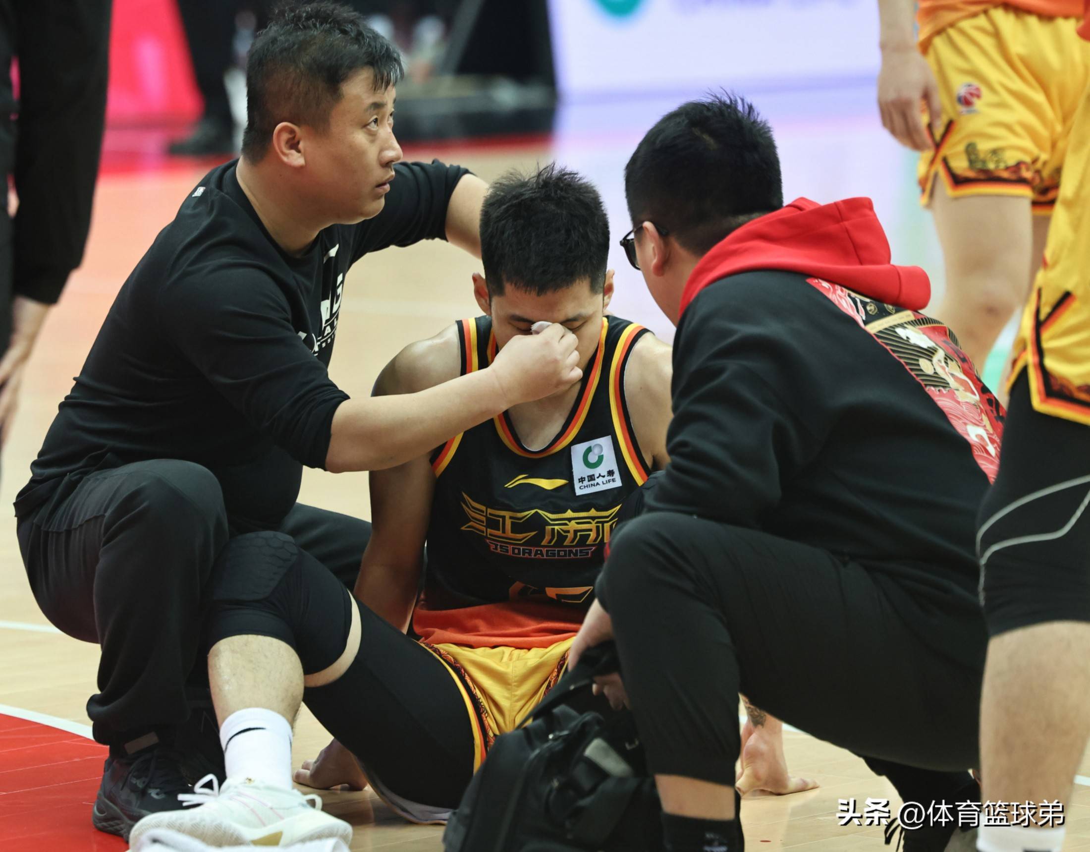 lol职业选手-关于武汉三镇发布备战花絮，赛后强势反弹，NBA常规赛任务艰巨，身体对抗强度拉满的信息