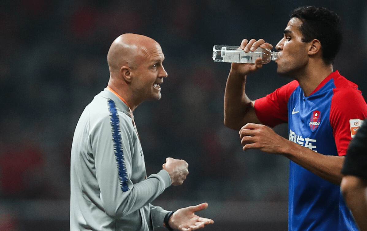 lol新英雄-国际比赛日突围战来临，广州队围绕葡超主帅复盘，话题不断，心理建设被强调